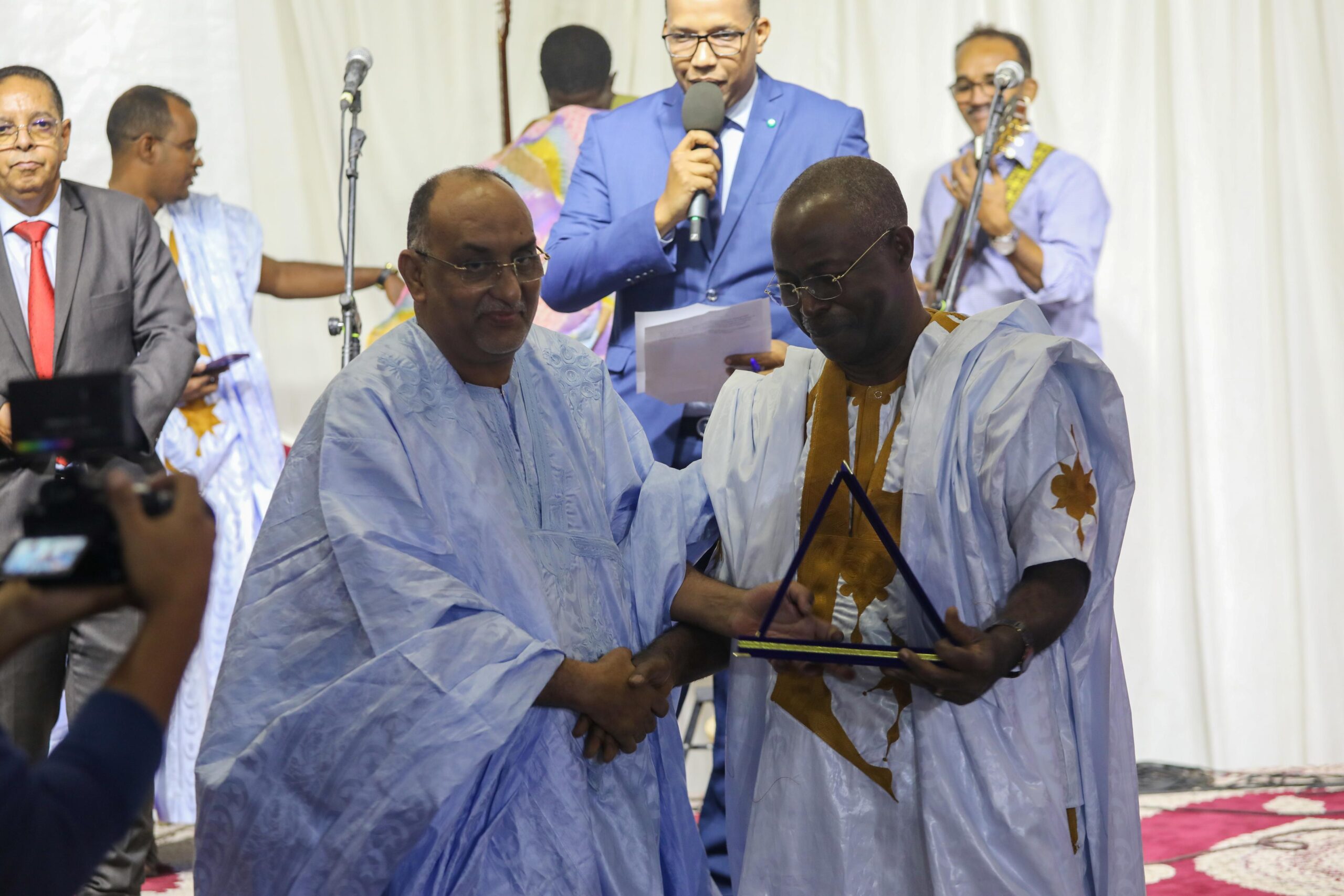 Le Président de la FANAF remettant un présent au Ministre des Finances de la Mauritanie